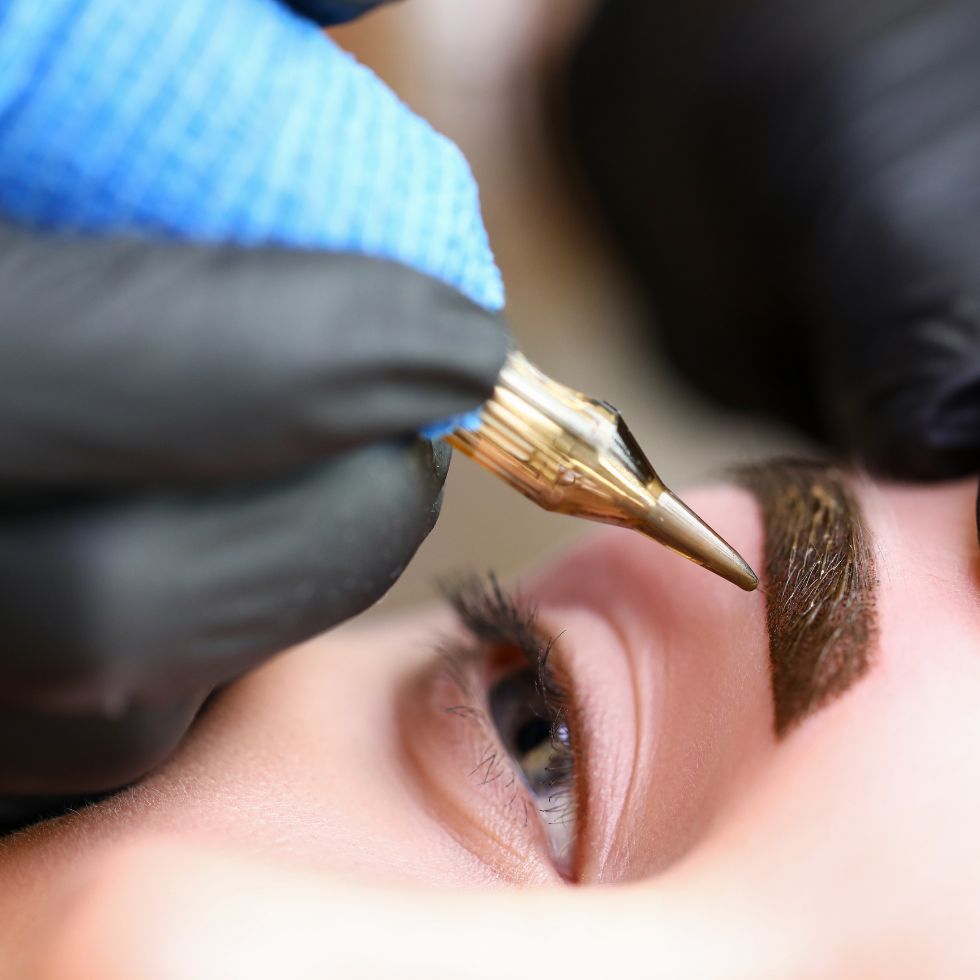 Cejas sombreadas y compactas